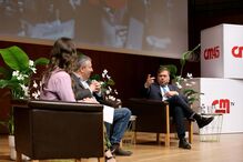 O jornalista Secundino Cunha intervém num painel com jornalistas e o diretor Geral Editorial Adjunto 