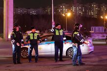 Agentes da polícia russa montam guarda junto à sala de concertos Crocus City Hall