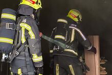 Incêndio deflagra em armazém de madeira e diluentes