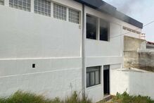 Incêndio deflagra em armazém de madeira e diluentes