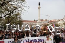 Mais de mil mulheres manifestam-se em Lisboa para defender conquistas de Abril Mais de mil mulheres manifestam-se em Lisboa para defender conquistas de Abril 