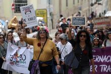 Mais de mil mulheres manifestam-se em Lisboa para defender conquistas de Abril Mais de mil mulheres manifestam-se em Lisboa para defender conquistas de Abril 