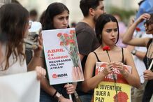 Mais de mil mulheres manifestam-se em Lisboa para defender conquistas de Abril Mais de mil mulheres manifestam-se em Lisboa para defender conquistas de Abril 