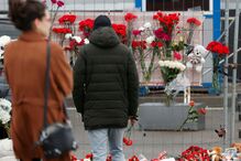 Homenagem às vítimas do massacre numa sala de espetáculos em Moscovo