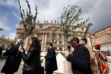 Fiéis com ramos de Oliveira na missa do Domingo de Ramos