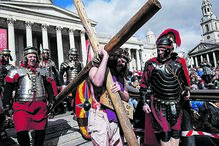 Inglaterra. Milhares de pessoas assistiram à recriação da Via-Sacra nas ruas de Londres