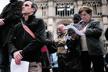 França. Católicos franceses celebraram a Paixão de Cristo em frente à Catedral de Notre-Dame