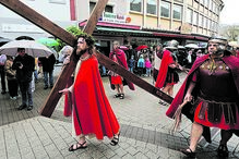 Alemanha. Nas ruas da cidade de Bensheim realizou-se um auto da Paixão ao vivo