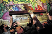 Jerusalém. Apesar das dificuldades impostas pela guerra, a Cidade Santa não deixou de celebrar a crucificação de Cristo