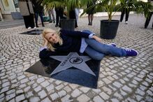 Sofia Alves, junto à estrela com o seu nome, frente ao Centro Cultural de Samora Correia