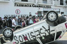 População revoltada com morte de criança ataca suspeitos