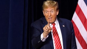 Ex-atriz porno Stormy Daniels confirma em tribunal encontro sexual com Donald Trump