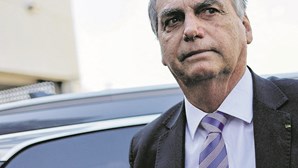 Bolsonaro nega ter ido a embaixada negociar asilo