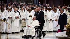 Papa Francisco lê extensa homilia e renova voto de ordenação na Quinta-Feira Santa. Veja as imagens