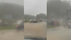 AO MINUTO: Chuva forte inunda estrada em Rio de Mouro em Sintra. Veja as imagens