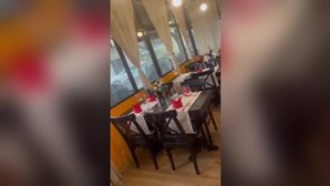 Clientes comem à chuva dentro de restaurante devido ao mau tempo em Alverca