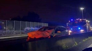 Mulher de 35 anos morre em colisão entre dois carros na A16 em Alcabideche, sentido Cascais-Sintra