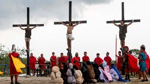 De encenações da crucificação de Jesus Cristo a procissões silenciosas: As celebrações da Sexta-Feira Santa pelo mundo