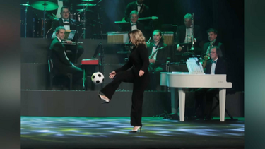 “Sempre elegante até a jogar futebol”: Maya reage a imagem de Clara de Sousa a dar toques numa bola em gala