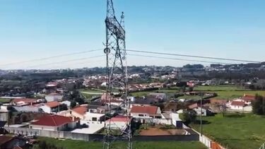 "Isto é um monstro" moradores vivem com postes de alta tensão junto às casas