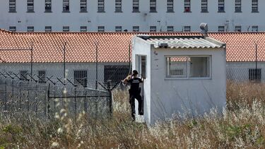 Guardas de Tires recusam-se a revistar reclusa transexual agressora