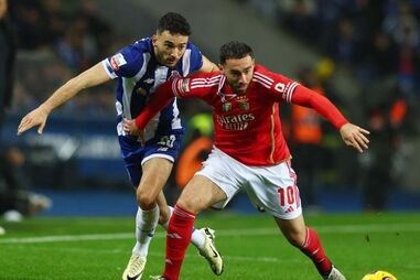 João Mário, do FC Porto, disputa a bola com Kokçu, do Benfica