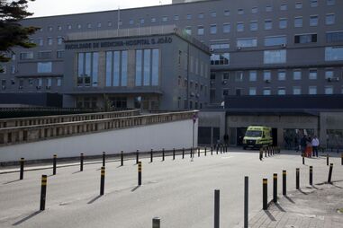 Menor estava internado há duas semanas no Hospital de São João, no Porto