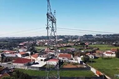 "Isto é um monstro" moradores vivem com postes de alta tensão junto às casas