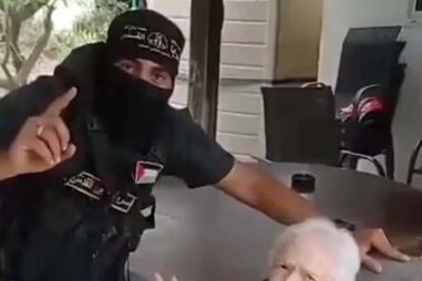 Ester tirou foto com terroristas que a deixaram em liberdade
