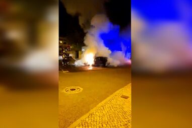 Carro destruído pelas chamas em Odivelas