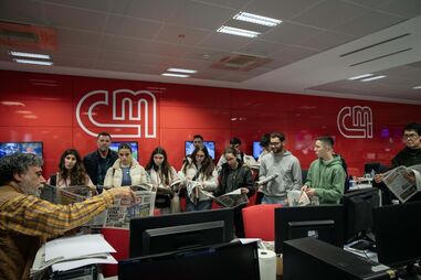 Alunos na redação e analisar o jornal do CM