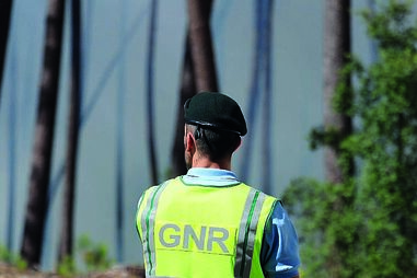 Militares salvam idosa de habitação em chamas 