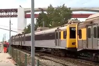 Cabo que faz ligação elétrica de comboios partiu na estação de Alcântara-Mar 