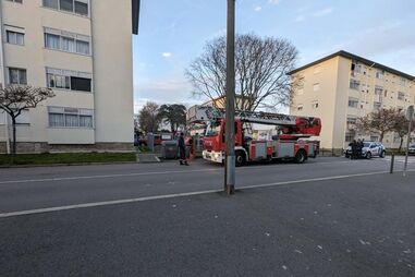 Bombeiros chamados a incêndio num quarto no Porto