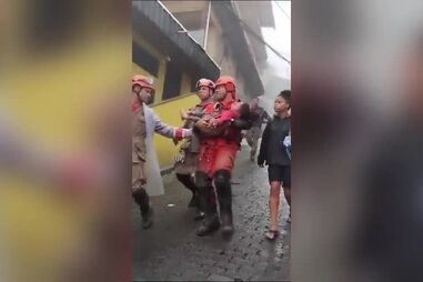 Menina de quatro anos resgatada com vida após 15 horas soterrada durante temporal no Rio de Janeiro
