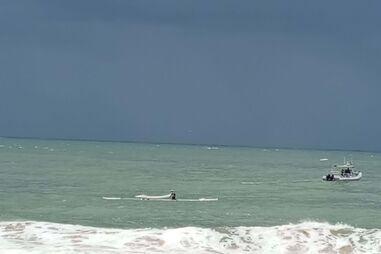 Seis pessoas que seguiam numa canoa caíram ao mar em Caxias