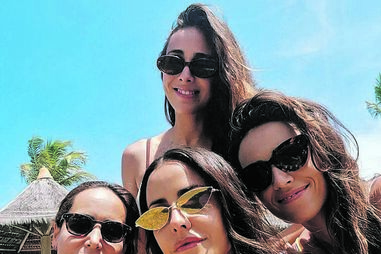 Carolina Patrocínio, irmãs e a mãe