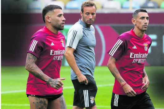 Otamendi e Di María fizeram longas viagens após os jogos da Argentina