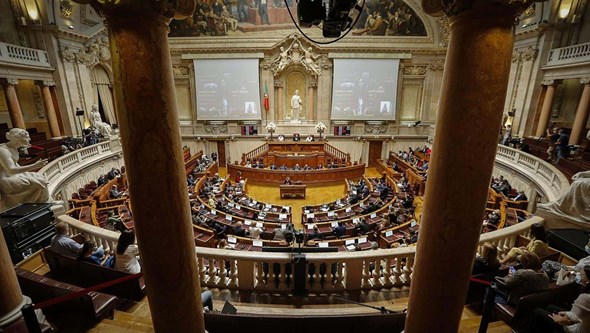 Maioria dos portugueses querem Luís Montenegro sem alianças no Parlamento