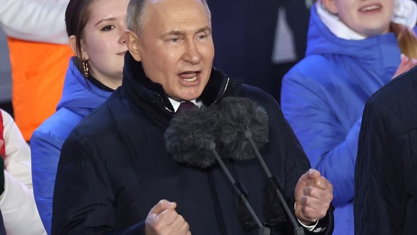 Putin celebra vitória com banho de multidão