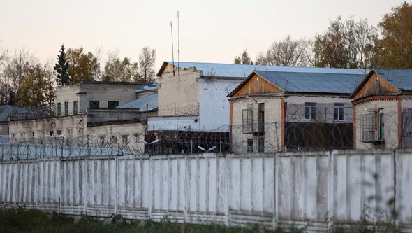 Têm celas de 2 metros e são despidos duas vezes por dia: A vida dos opositores de Putin na colónia penal da Sibéria