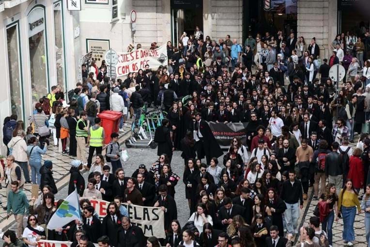 Custos e alojamento estão no topo das reivindicações de milhares de  estudantes em Lisboa - Jornal Mundo Lusíada