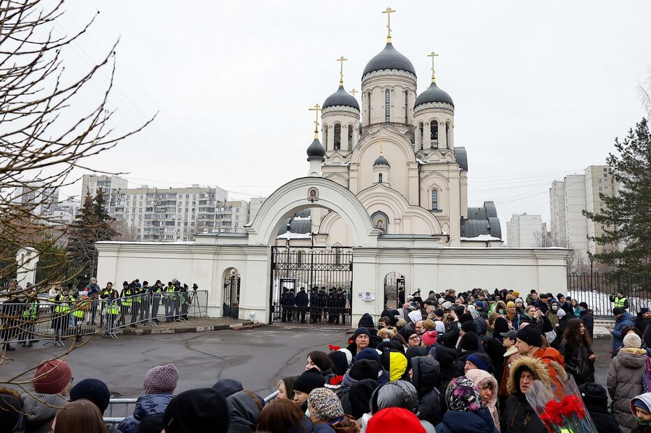 Pessoas reúnem-se no exterior da igreja para o funeral de Alexei Navalny
