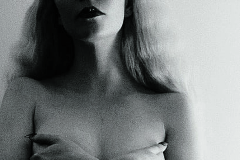 Anya Taylor-Joy usa um corpete apertado para dar forma à cintura