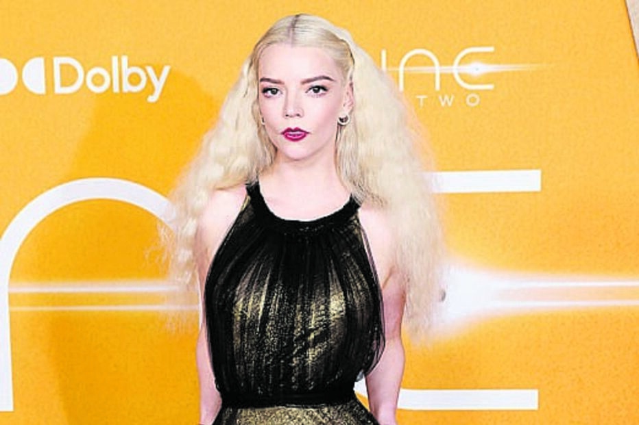 Anya Taylor-Joy usa um corpete apertado para dar forma à cintura