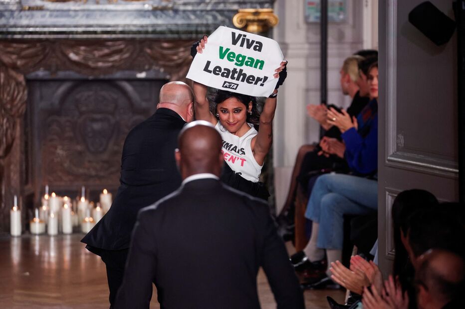 Ativistas dos direitos dos animais invadem desfile de Victoria Beckham em Paris