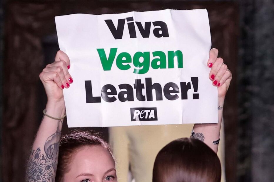 Ativistas dos direitos dos animais invadem desfile de Victoria Beckham em Paris