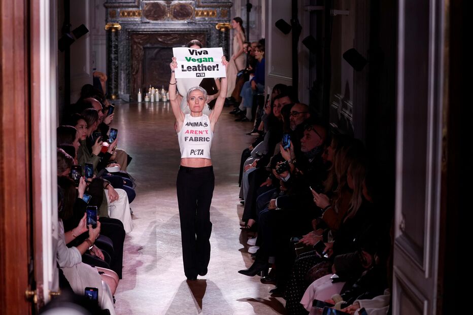 Ativistas dos direitos dos animais invadem desfile de Victoria Beckham em Paris