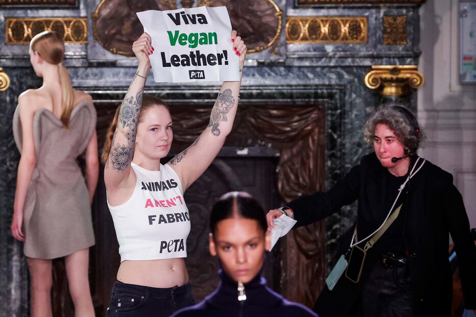 Ativistas dos direitos dos animais invadem desfile de Victoria Beckham em Paris