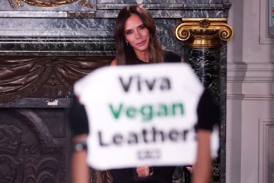 Ativistas dos direitos dos animais invadem desfile de Victoria Beckham em Paris